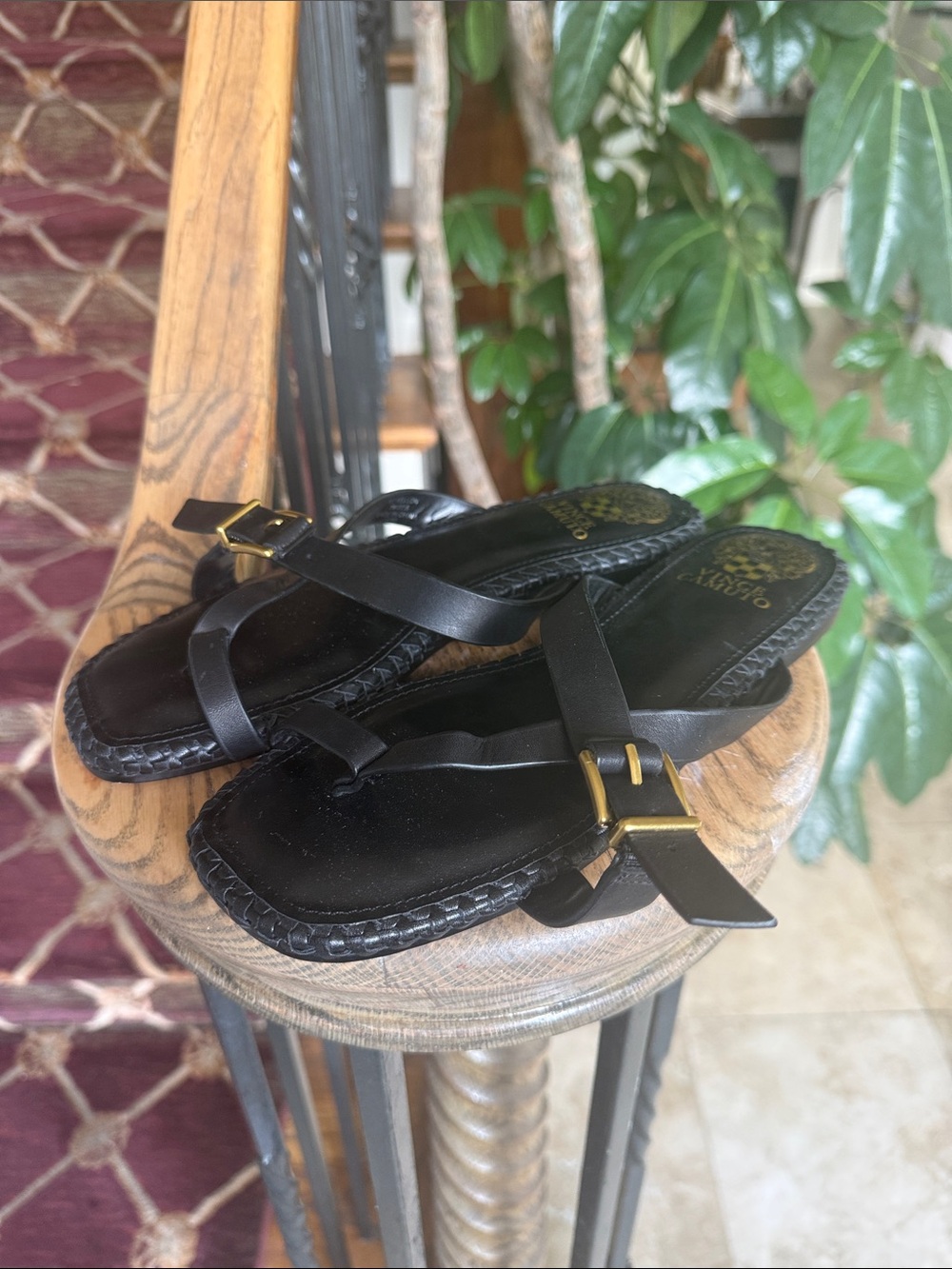 Vince CAMUTO Kellon Toe Loop flat sandal NWOT 7